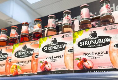 Süpermarkette sergilenen sert elma şarabı çeşitleri.