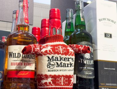 Şenlikli süveter süslemeli çeşitli viski ve viski şişeleri..