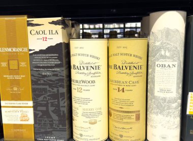 Çeşitli malt viski şişeleri. Yaş tabloları ve çeşitleri var..