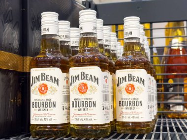 Bir şişe Jim Kentucky viskisi rafta duruyor..