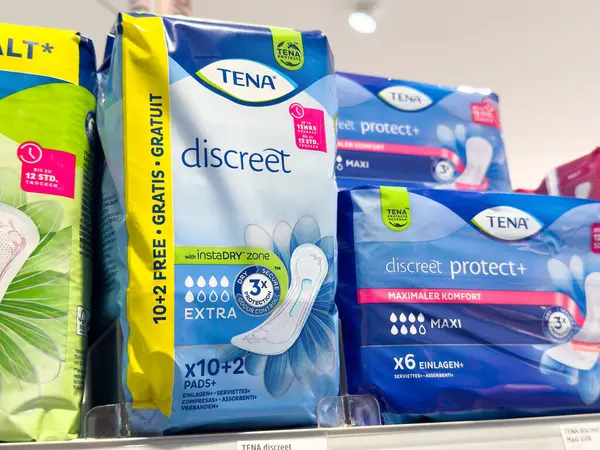 Tea idrar tutamama pedleri ihtiyatlı koruma ve rahatlık için mağaza koridorunda sergileniyor..