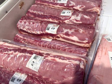 Marketteki dondurucuda taze domuz pirzolası..