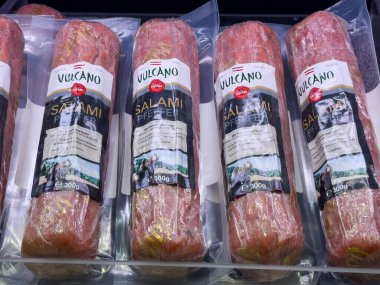 Yanardağ damgalı ambalajlı salam vitrininde.