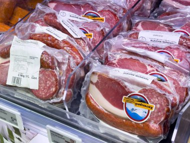 Market soğutucularında paketlenmiş et seçimi gösterilir.