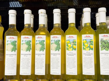 Elderflower ve limon özü sergilenen Aromatik şuruplar.