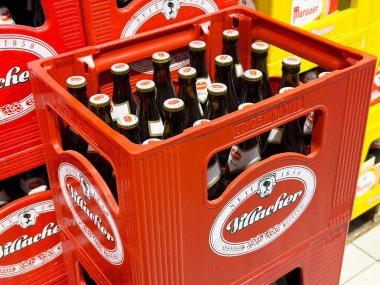 Marka reyonunda kırmızı bira şişeleri var..