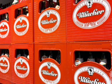 Bira fabrikası deposunda markalı logolu kırmızı sandıklar..