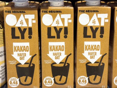 Yulaf ezmesi kutuları rafta. Vejetaryen içecek seçeneği..