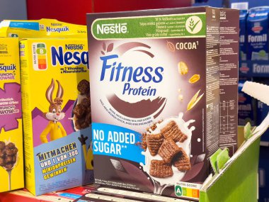 Nestle fitness protein gevreği kakaolu ve rafta hiç şeker yok.