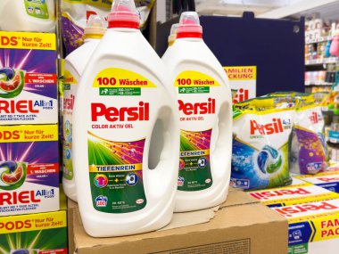 Persil renk jel çamaşır deterjanı şişeleri süpermarket vitrininde.