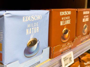 Eduscho kahve dükkanının rafında hafif doğal ve sosis karışımlı çeşitli kutular var..