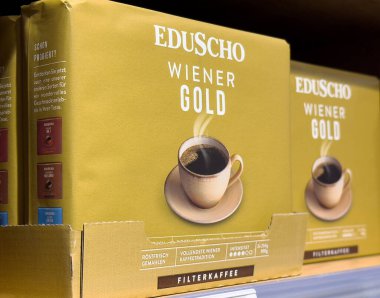Eduscho sosis altın kahve paketi süpermarket rafında sergileniyor..