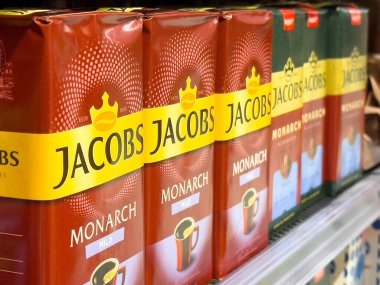 Jacobs 'un kral kahvesi süpermarketin rafında yakın plan markalaştırma vitrininde..