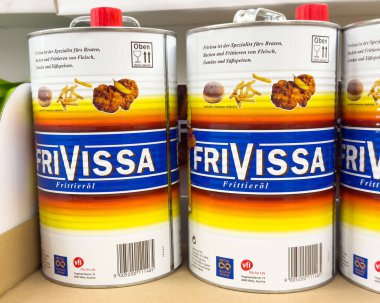 İki kutu frivissa kızartma yağı ve canlı etiketler..