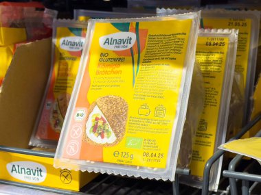 Alman süpermarket ambalajında tohumlu ve otlu organik glütensiz gevrek..