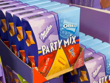 Mağaza koridorunda çeşitli çikolatalı karışık kutular sergileniyor..