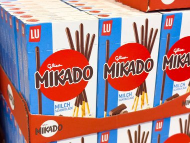 Mavi ve beyaz ambalajlı Mikado sütlü çikolatalar sergileniyor.