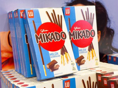 Mikado sütlü çikolatalı bisküvi süpermarkette sergilenir..