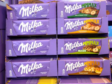 Markette çeşitli aromalı sütlü çikolata sergisi.