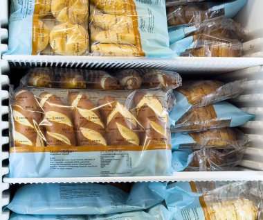 Dondurucu vitrininde kraker ve hamur işleriyle paketlenmiş hamur işleri..