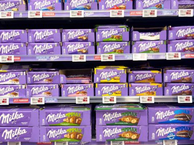 Raflardaki çikolataların geniş çeşitliliği.