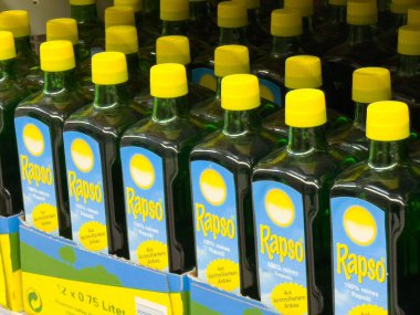 Rafta% 100 saf kolza yağı şişesi var..