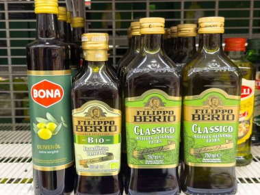 Dinamik etiketler ve ambalajlar içeren zeytinyağı şişelerinin çeşitliliği.