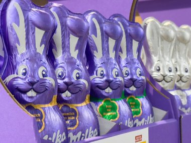 Mağazada mor ve gümüş renkli çikolata tavşanı var..