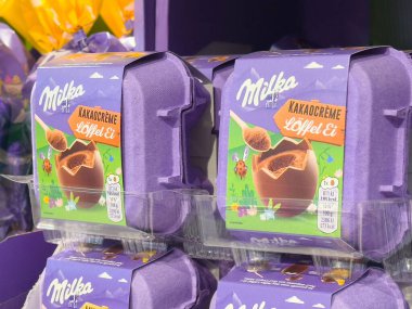 Milka çikolata kremalı yumurta ambalajı mağazada sergileniyor.