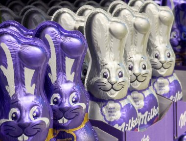 Mor ve beyaz ambalajlı renkli paskalya tavşanı..