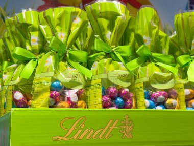 Renkli Lindt çikolata sergisi, çeşitli paskalya yumurtası ambalajları ve yeşil ambalajlar..