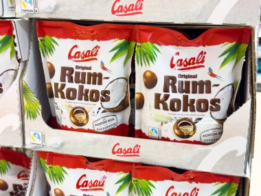 Sıvı dolgu malzemeli Casali romu-kokos çikolatası.