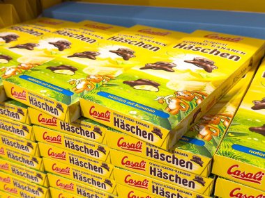 Markette orijinal çikolotalı muzlar sergileniyor..