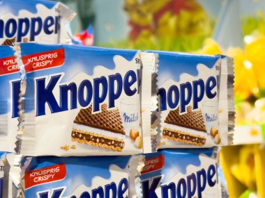 Fındık ve süt ambalajlı gofret yığını..