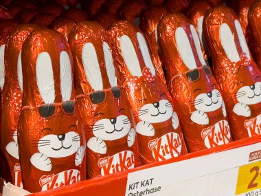 Mağaza koridorunda renkli katlı paskalya tavşanları.