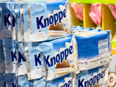 Yoğurt tokmakları marketin koridorunda üst üste sergileniyor..