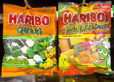 Renkli haribo quaxi ve vegan etiketli makarna frutta jelibonları.