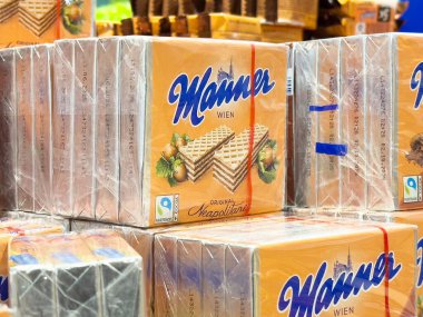 Manner Viyana gofretleri süpermarkette fındık ambalajıyla sergileniyor.