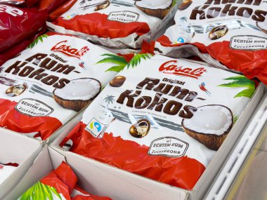 Orijinal rom-kokos çikolatalı hindistan cevizi ödülleri ambalajda sergileniyor.