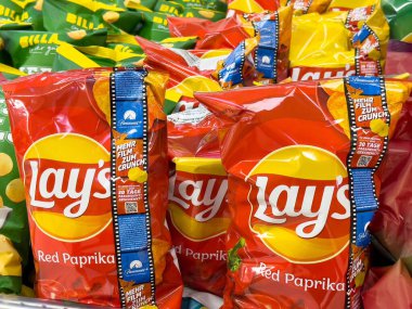 Lay 'in kırmızı biber cipsleri süpermarket atıştırmalık reyonunda sergileniyor.