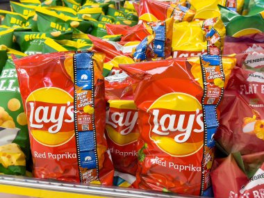 Lay 'in kırmızı kırmızı biber cipsleri süpermarket atıştırmalık vitrininde.