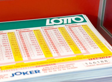 Kazanan ve banka numaralarıyla renkli loto bileti gösterimi.