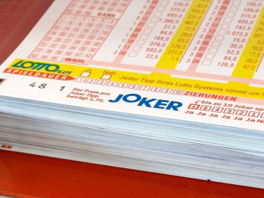 Joker seçeneği olan Avrupa piyango biletleri yığını.