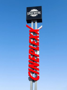 Açık Mavi Gök Gösterisine Karşı Sinema İşareti Modern Mimari ve Eğlence Mekanı Sağlıklı Yaşam Tarzı İçin Canlı Renkler