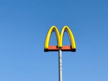Iconic McDonald 's Açık Mavi Gök' e Karşı Altın Kemerler, Fast Food Culture ve Küresel Marka Tanıma Sağlıklı Yeme Konseptini Temsil Ediyor