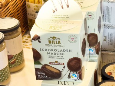 Lezzetli çikolata kaplı kestaneler BILLA 'dan gelen şık bir pakette, enfes bir gurme konsepti sergilemek ve atıştırmak için mükemmel.