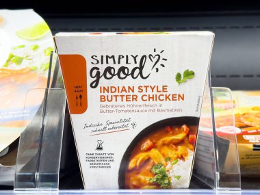 Hızlı ve kolay pişirme için uygun bir kap içinde Hint usulü tereyağlı tavuk menüsü, Meşgul Bireyler ve Sağlıklı Yeme Konsepti