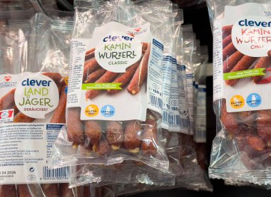 Bir markette sergilenen tuzlu sosisler çeşitli çeşniler ve markalar, hazır yemek ve atıştırmalıklar için mükemmel, uygun yiyecek konsepti