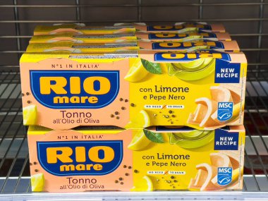Limonlu konserve ton balığı ve karabiber raflarda sergileniyor. Rio Mare marka ambalajı deniz ürünleri aşıkları için sağlıklı beslenme konsepti sunuyor.