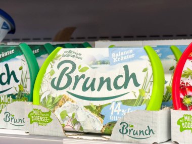 Süpermarket raflarında sergilenen krem peynirli ambalaj çeşitli tatlar ve brunch yemekleri için markalaşma sağIıklı yeme konsepti sergiliyor.